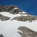 Gliegerkarspitze:  der Aufstieg verläuft zunächst unterhalb der Schneefelder nach rechts hinüber, dann auf dem rechten Grat ziemlich gerade hinauf
