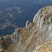 die letzten ca. dreissig Aufstiegsmeter:
aufs unterste Bödeli von hinten steil im Geröll-Grashang kommend, das zweite an einer 1,5m-Platte erklimmend, den letzten "Zahn" östlich umgehend und die Gipfelfelsen im I-II erkletternd