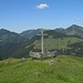dieses Kreuz steht auf keinem Gipfel, hier ist nur ein Aussichtspunkt über der Hütte