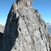 Klein Engelhorn SW-Grat (Foto vom 20.9.2003): gut sichtbar der Gendarm, der Kamin und das Band unter dem überhängenden Gipfelgrat