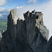 Abseilen über den Klein Engelhorn N-Grat: über der Scharte der Mittelspitze S-Grat mit der dunklen Nische über dem gelbrötlichen Band, links der Ulrichspitze S-Grat. Die dazwischenliegenden Gratzacken können rechts umgangen werden