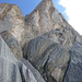 Unter dem überhängenden Klein Engelhorn Gipfelgrat: dem Seil folgend über wunderbaren Wasserrillenkalk, durch den Kamin und über das ansteigende Band nach rechts hinauf