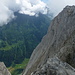Tiefblick von der Gertrudspitze zur Tieflaui und zum Mürvorsess. Rechts die Ulrichspitze, Bättlerhorn und Gallauistöcke sind von Quellwolken eingehüllt