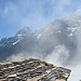 Blick über die bemerkenswert schönen Steindächer der Faldumalp zum Bietschhorn