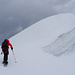 der Bergführer auf Erkundungstour zum Gipfelgrat, links noch die vorhandenen restlichen Gewitterwolken