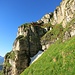 In der Querung unterhalb vom Zigerchnörri. Anschliessend steigt man über Steilgras zur Hochfinsler-Ostflanke hoch (in rot).