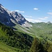 Blick vom Troneggrat zur Alp Lurnig. Unser Weg führt in einem Bogen ins Tal hinab und auf dem Strässchen weiter zur Alphütte. Erstes Ziel wird der Grassattel etwa in der Bildmitte sein.