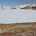 Leirhnjúkur - Ausblick am Gipfel in etwa östliche Richtung, u. a. zu Víti-Krater und Krafla. Unten ist auch die Spur im Schnee zu erahnen, die wir im ersten Teil unserer Wanderung genutzt haben.