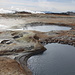 Hverarönd/Hverir - Blick über einen Teil des Hochtemperaturgebietes, wo viele heiße Becken und Fumarolen/Solfataren zu erkennen sind.