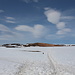 Unterwegs am Leirhnjúkur - Der Wanderweg versteckt sich heute unter einen dicken Schneedecke. Allerdings zeigen deutliche Spuren, wo es vermeintlich durch die weiße Landschaft geht.