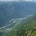 In der Tiefe das Maggia-Tal, am Horizont die Berner Alpen