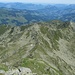 Vom N-Eck bietet sich ein instruktiver Blick über die Überlebensscharte zu Herzogkogel und Stanglhöhe; dahinter Dürnbergstein (2205m) und das grasige Kreuzjoch (2071m).