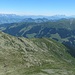 Blick nach Osten zu wildem Kaiser und den Steinbergen; mittig der lange Graskamm Lodron - Steinbergstein