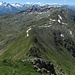 Blick auf die weitere Kammüberschreitung. Unten ist bereits die Trittspur zu erkennen, welche die scharfen Türmchen im unteren Südgrat der Aleitenspitze umgehen