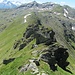 Am Südgrat der Aleitenspitze stellen sich bald diese Türmchen in den Weg. Daher hier oder noch etwas früher Abstieg nach links zur querenden Trittspur