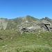 Rückblick zum Schwebenkopf. Der Abstieg von dort in die Blockhalde (etwa an dem markanten Block-Einschnitt) beinhaltet steile Blockstufen (meine Route: T4-, eventuell leichter umgehbar)