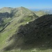 Rückblick zum Tageswerk. Im Vordergrund der Fünfmandling, welcher links durch die Flanke unterquert wird; dahinter P. 2393 und Aleitenspitze, links der Schafsiedel