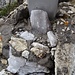 Das spezielle Fundament vom Gipfelkreuz Grisighorn