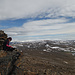 Eintrag ins Gipfelbuch mit Blick über das scheinbar endlose Glama Plateau mit seinen unzähligen Schneefeldern