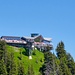 Aussicht vom Chli Horn zum Stanserhorn mit Restaurant im Zoom.
