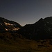 Licht vom tief am Horizont stehenden Mond tauchte die Berglandschaft in ein malerisches Licht als ich kurz vor 2 Uhr morgens aufstand. Rechts ist der Mont Gelé (3518,2m), links steht der Troume des Boucs (3263,1m).