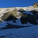 Beim P.3020m wird eine kleine Hochebene erreicht. Hier sieht man den den Aufstieg hinauf zum Gratrücken über die Firnfelder des Glacier de l'Aroletta. Die knapp 200m hohe Flanke war bequem zu Gehen und ich brauchte nur den Spuren zu folgen.
