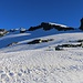 Auf zirka 3200m erreichte ich den breiten Gratrücken und stand am Rand des Glacier du Mont Gelé. Die Route führt nun immer etwa unter den Felsen entlang bis etwa unter den Gipfel vom Mont Gelé (3518,2m).