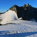 Aussicht vom Gletscherrand des Glacier du Mont Gelé auf dem Gratrücken zur wilden Kette mit vorderen Gipfel Becca Faudery (3307m), dem Turm Trident de Faudery (3384m) und der Pointe Baratono (3484m).