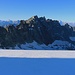 Auf dem Glacier du Mont Gelé auf gleicher Höhe mit den höchsten Gipfeln des Mont Rion. Der Kamm wäre sicher eine spannende Bergfahrt weit abseits der üblichen Bergsteigerziele.<br /><br />Von links nach Rechts: Becca Faudery (3307m), Becca Crevaye (3313m), Trident de Faudery (3384m), Mont Rion Cental (3487m), Mont Rion Méridional (3489m), Mont du Clapey (3420m) und Pointe Fiorio (3332m).