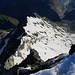 Mont Gelé (3518,2m): Tiefblick vom Gipfel auf den Nordostgrat. Der Grat besteht teilweise aus brüchigem Fels, jedoch ist er nicht allzu schwierig (II-III).