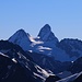 Mont Gelé (3518,2m): Gipfelaussicht aufs Matterhorn (4477,5m); links davor ist die Dent d'Hérens (4174m).