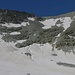Rückblick vom Talkessel hinauf zum Col d'Ayace (3038m). Der bequemste Auf- und Abstieg erfolg vom Pass nach links Unten wo man ins nach weit oben reichende Schneefeld hinüber queren kann.