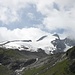 <b>Cammino sul fondovalle con all’orizzonte le bellissime sagome del Gabler (3263 m) e della Reichenspitze (3303 m) cinte dal Wildgerloskees. Il primo è raggiungibile dalla capanna in 3,5 h, la seconda in 4,5 h.</b>