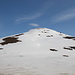 Am Vatnsskarð - Ausblick zum nördlich gelegenen Sönghofsfjall (648 m). Der kleine See am Pass ist zur Zeit noch gefroren und schneebedeckt (im Vordergrund).