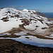 Im Aufstieg zum Geldingafjall - Rückblick zum Vatnsskarð, über den die Straße 94 (Egilsstaðir - Bakkagerði/Borgarfjörður eystri) führt. Dahinter ist der nördlich/nordöstlich gelegene Bergkamm, u. a. mit dem Sönghofsfjall (648 m) und Grjótfjall (697 m) zu sehen.