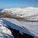 Geldingafjall - Ausblick am Gipfel in etwa östliche Richtung zum Bergkamm auf der gegenüberliegenden Talseite (u. a. mit Rauðskriðufjall, Náttmálahnjúkur und Dyrfjallstindur).
