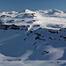 Geldingafjall - Ausblick am Gipfel, u. a. zum nahen Súlur (768 m) und zum Beinageit (1.110 m/1.107 m, im Hintergrund rechts).