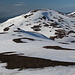 Im Abstieg vom Geldingafjall - Vor der Kulisse des nördlich des Vatnsskarð gelegenen Sönghofsfjall (648 m). Rechts dürfte der Grjótfjall (697 m) zu sehen sein.