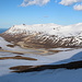 Im Abstieg vom Geldingafjall - Ausblick kurz vor Ankunft am Vatnsskarð. Hinter dem Bergkamm auf der gegenüberliegenden Talseite befindet sich Bakkagerði am Borgarfjörður eystri. Dort endet auch die hier gut zu erkennende Straße 94.
