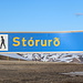 Am Vatnsskarð - An der Passhöhe befindet sich der Ausgangs- und Endpunkt unserer kurzen Tour. An unserem Ziel, dem Geldingafjall, führt die Route zum bekannten Felssturzgebiet "Stórurð" vorbei - deshalb folgen wir dem entsprechenden Wegweiser südwärts ("nach rechts"), während die abgebildeten Wanderer offensichtlich in die falsche Richtung gehen...