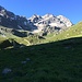 Auf der Alp Mulix unterhalb Sur la Crappa (Sur la Crappa ist der relativ kleine, grün bewachsene Felsriegel in der Mitte des Bildes)