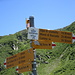 die Bocchetta di Sommafiume ist erreicht - schweizer Wegweiser an der Grenze zu Italien