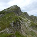 Überblick in den Abstieg vom Gipfel zu P. 1870 (gelbe WW-Tafel links unten) - Leiter im oberen Drittel