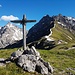 Ein Kreuz steht am höchsten Punkt des Glabkopfs, im Hintergrund geht die Gartenspitze komplett vor dem Massiv der Ruitelspitzen unter
