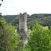 Etwa 5 Kilometer nach dem Ort steht auf einer Felsnadel die Ruine „Gebrochen Gutenstein“.