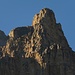 Der Piz Armentarola im Abendsonnenschein, bei entsprechender Vergrößerung sieht man das Gipfelkreuz. Vom Cunturines blickt man auf diesen Turm hinunter, vgl. späteres Fotos.
