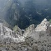 Rassig zieht die zerrissene Südflanke mit Rinnen, Schluchten und Wänden weit hinab zur Capanna Alpina. Im rechten Bildabschnitt der Piz Armentarola.