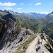 Gipfelkreuz mit Blick zum Klammsee und nach Osttirol. Am Klammsee irgendwo befindet sich die italienisch-österreichische Grenze. Die Knutten-Alm befindet sich rechts unten in der Bildecke