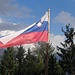 In der slowenischen Flagge ist der Triglav, der hinter dieser Berggruppe liegt