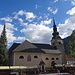 Rechts hinter der Kirche von Kranjka Gora führt der Bergkamm zum Vitranc